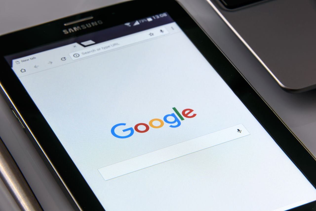 services-01 Vue rapprochée d’une tablette affichant l’écran de recherche de Google, mettant en avant la technologie et la navigation sur internet.